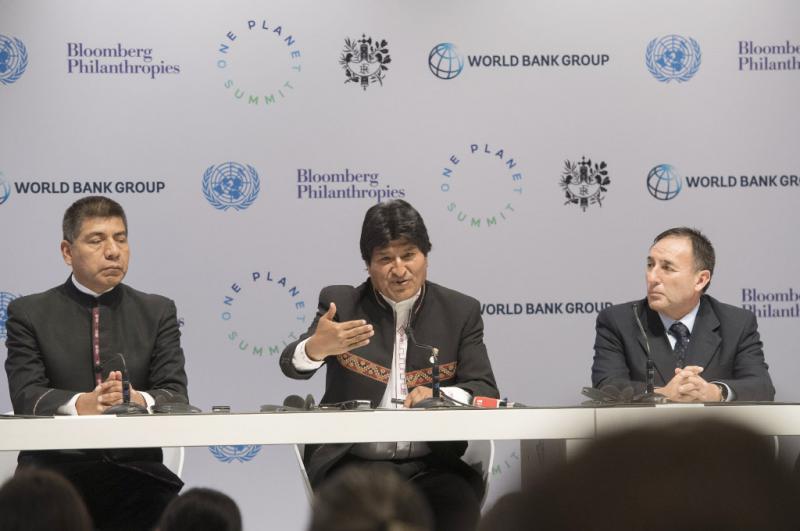 Der Präsident von Bolivien, Evo Morales (Mitte), sein Außenminister Fernando Huanacuni (links) und Boliviens Botschafter in Frankreich, Juan Gonzalo Duran Flores, bei ihrer Pressekonferenz am 12. Dezember in Paris