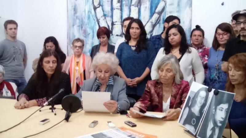 Sprecher der Großmütter vom Plaza de Mayo in einer Pressekonferenz anlässlich der Entdeckung des 122. verschwundenen Enkels