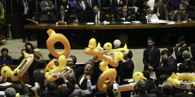 Unter Protesten der Opposition hat das Abgeordnetenhaus in Brasilien für eine umfassende Reform des Arbeitsmarktes gestimmt