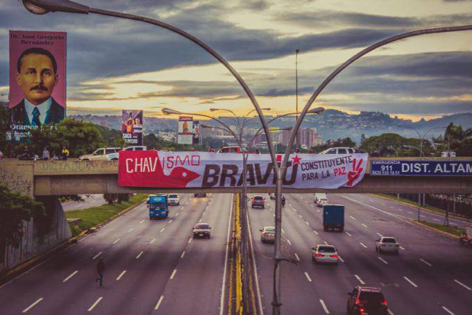 Chavisten plazierten dieses Transparent an der Hauptverkehrsstraße im wohlhabenden Viertel Altamira in Caracas, einer Hochburg der Opposition und gewalttätiger Proteste: "Ungestümer Chavismus - Konstituante für den Frieden"