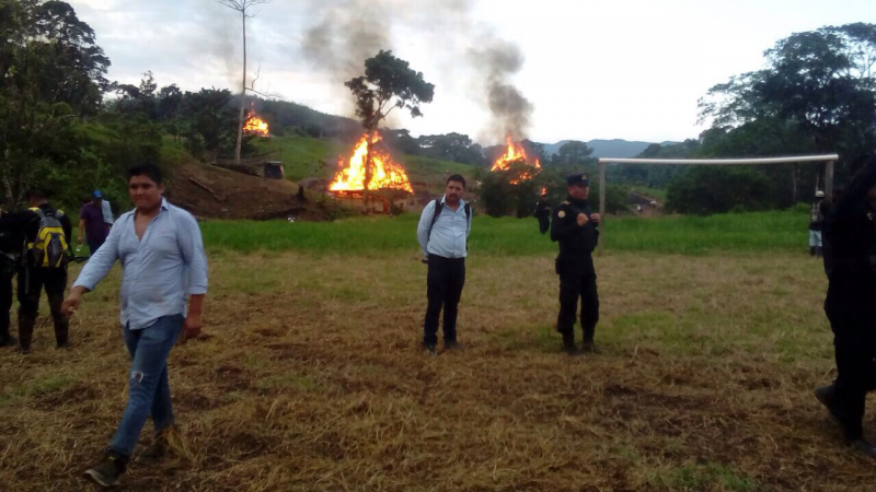 Vertreibung von 80 Familien aus Chab'il Ch'och' in Guatemala. Links vorne der Anführer des Personals der Finca La Isabel, Elias Joel Diaz Guerra. Er führte die Brandschatzung der Häuser an