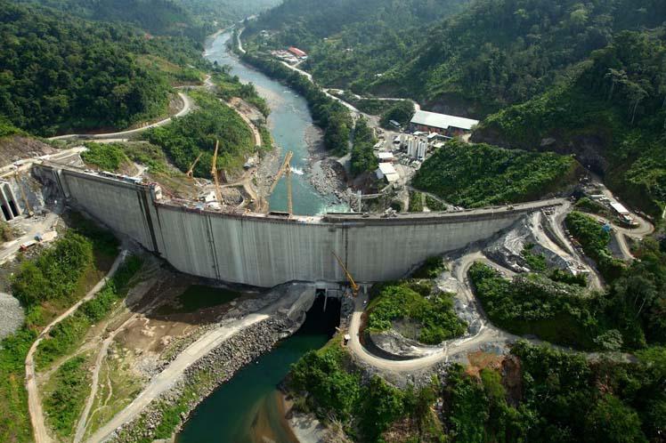 Das Wasserkraftwerk der Talsperre Reventazón kann ungefähr 525.000 Haushalte in Costa Rica versorgen