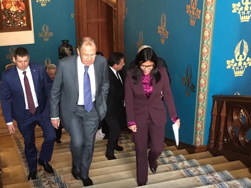 Venezuelas Außenministerin Rodríguez mit ihrem russischen Amtskollegen Lawrow auf dem Weg zu ihrem Arbeitstreffen am Montag in Moskau