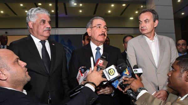Der Präsident der Dominikanischen Republik, Danilo Medina, (mitte) gab als nächsten Termin für Gespräche den 27. September bekannt