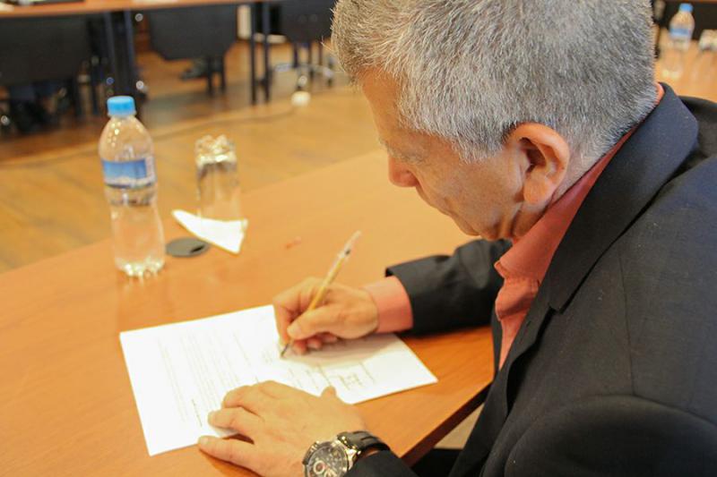 Die Verhandlungspartner in Quito unterschreiben die Einigung auf einen Waffenstillstand