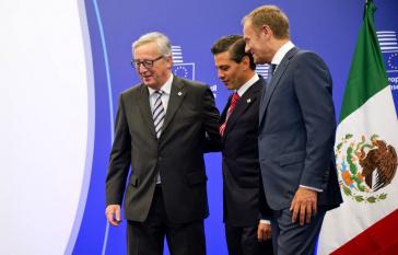 EU-Kommissionspräsident Jean-Claude Juncker, Mexikos Präsident Enrique Peña Nieto und EU-Ratspräsident Donald Tusk (von li. nach re.) beim EU-Mexiko-Gipfel 2015