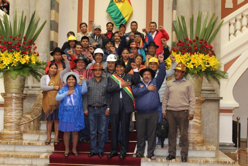 Boliviens Präsident Evo Morales mit Vertretern sozialer Bewegungen nach seinem Rechenschaftsbericht