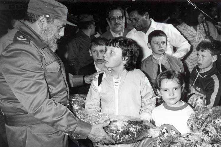 Kubas Revolutionsführer Fidel Castro begrüßt Kinder aus der Ukraine am Flughafen von Havanna (1990)