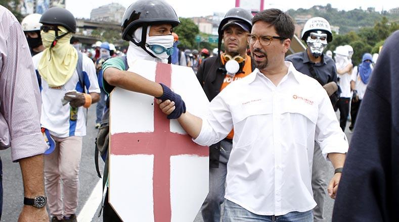 Guevara mit gewalttätigen Demonstranten im Mai dieses Jahres in Caracas