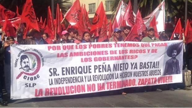 Mitglieder der "Frente Auténtico del Campo" bei einer Demonstration am 31. Januar 2017 in Mexiko-Stadt. "Herr Peña Nieto, genug ist genug! Die Revolution ist noch nicht beendet!"