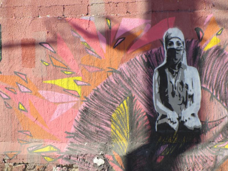 Das Grafitti einer vermummten Frau in Ciudad Juárez