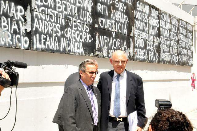 Ex-Außenminister von Argentinien, Héctor Timerman, mit Vertretern des jüdischen Kulturzentrums Amia im Jahr 2013