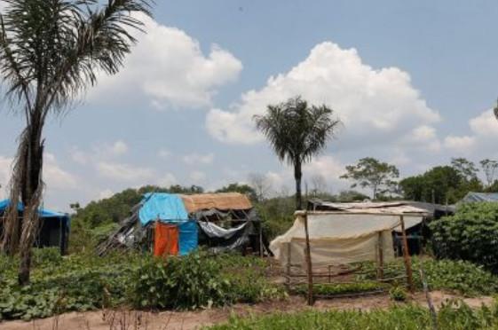Selbstgebaute Hütten von Kleinbauern in der Siedlung Taquaruçu do Norte