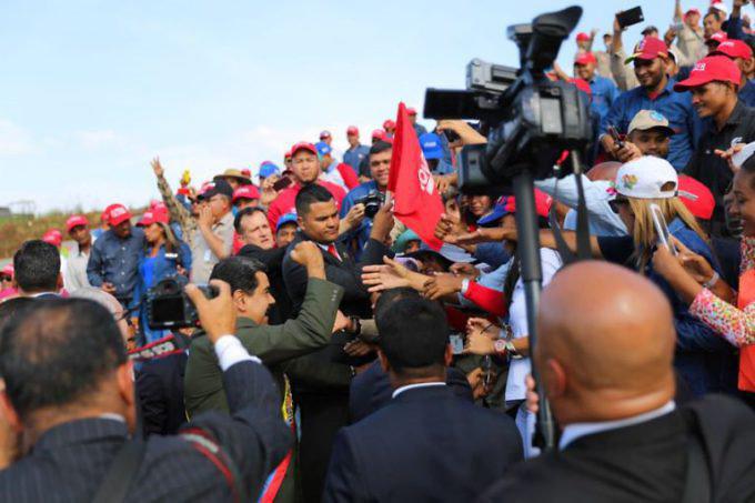 Maduro in San Félix. Später sollte es heißen, der Präsident sei von einer Menschenmenge attackiert worden