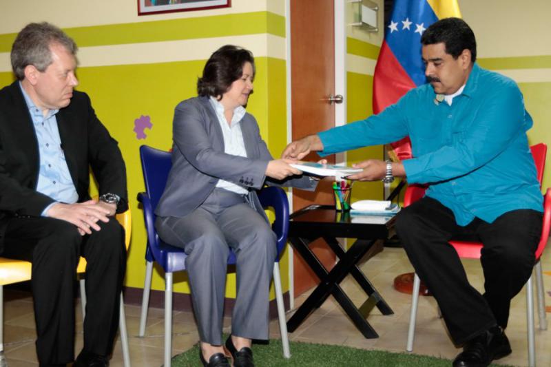 UN-Vertreterin Jessica Faieta übergibt Venezuelas Präsident Maduro den Bericht der Vereinten Nationen über die menschliche Entwicklung 2016