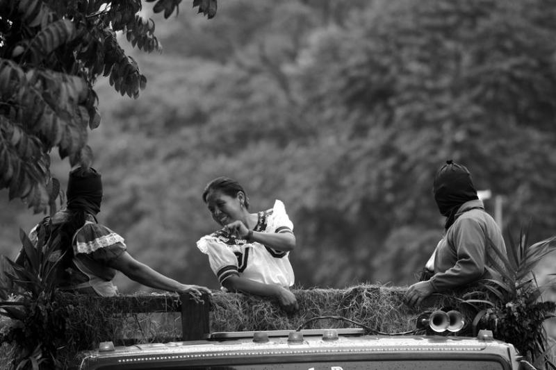 María de Jesús mit Frauen der EZLN in Chiapas, Mexiko, im Oktober 2017