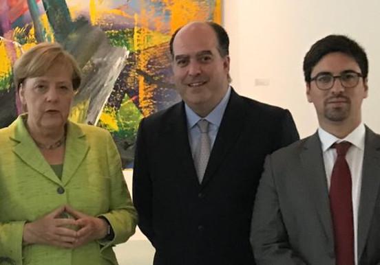 Bundeskanzlerin Angela Merkel mit den venezolanischen Oppositionsvertretern Julio Borges und Freddy Guevara am Mittwoch in Berlin
