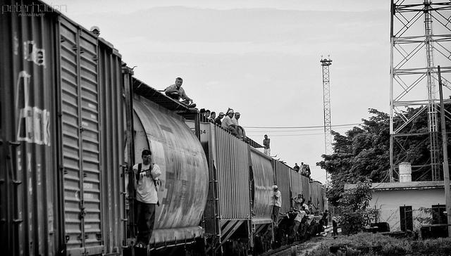 Migranten auf einem Zug, der durch Mexiko in Richtung USA fährt