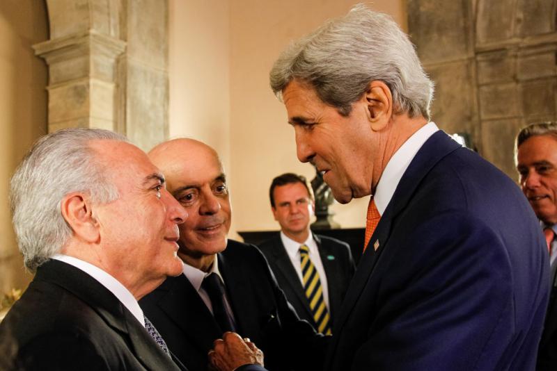 Brasiliens nicht gewählter Präsident Temer mit US-Außenminister John Kerry beim Empfang anläßlich der Olympischen Spiele 2016 in Rio de Janeiro. Rechts neben Temer sein Chefdiplomat Serra