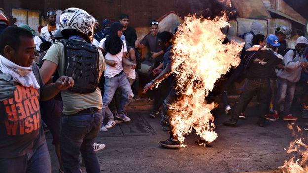 Oppositionelle zündeten am 20. Mai in Venezuela einen jungen Mann an, den sie für einen Anhänger der Regierung hielten