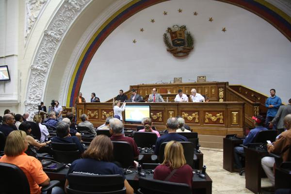Nationalversammlung in Venezuela. Auf dem Podium vorne der umstrittene Parlament