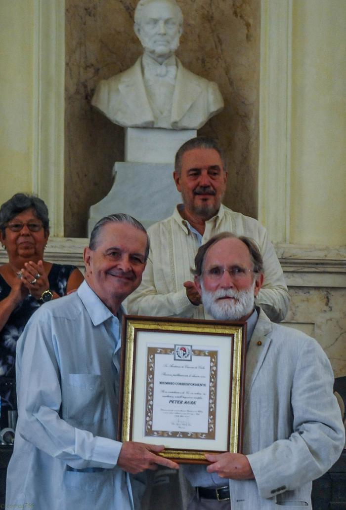 US-Professor und Nobelpreisträger für Chemie des Jahres 2003, Peter Agre (rechts im Bild) ist korrespondierendes Mitglied der Akademie der Wissenschaften von Kuba