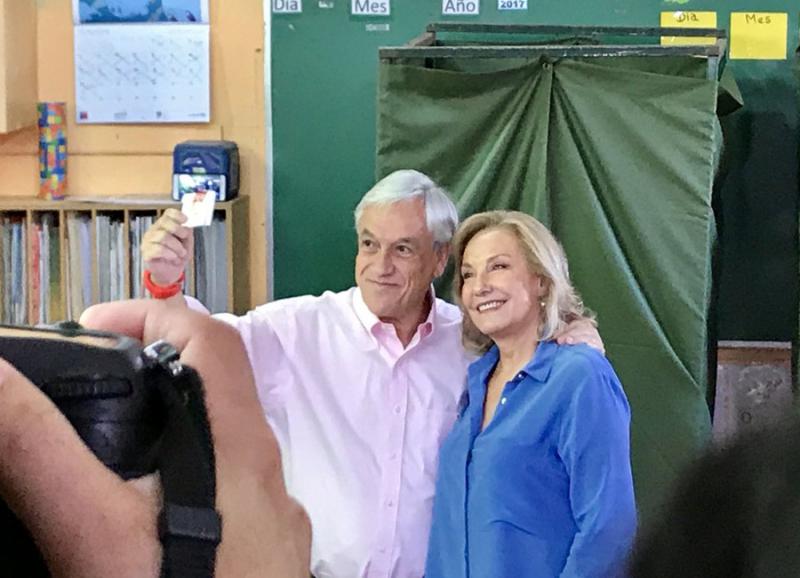 Sebastián Piñera, hier mit seiner Ehefrau nach der Abstimmung, wird wieder Präsident von Chile