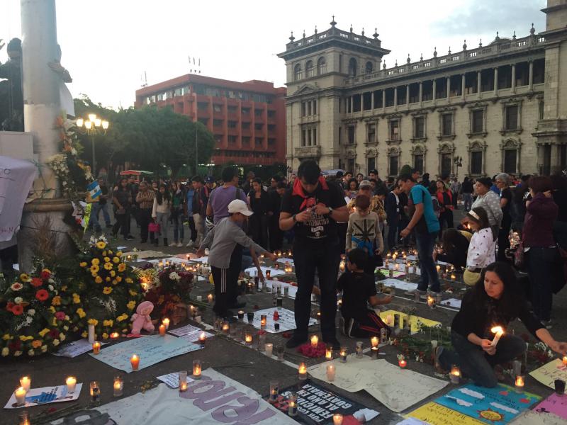 Proteste und Beileidsbekundungen auf dem Hauptplatz in Guatemala-Stadt