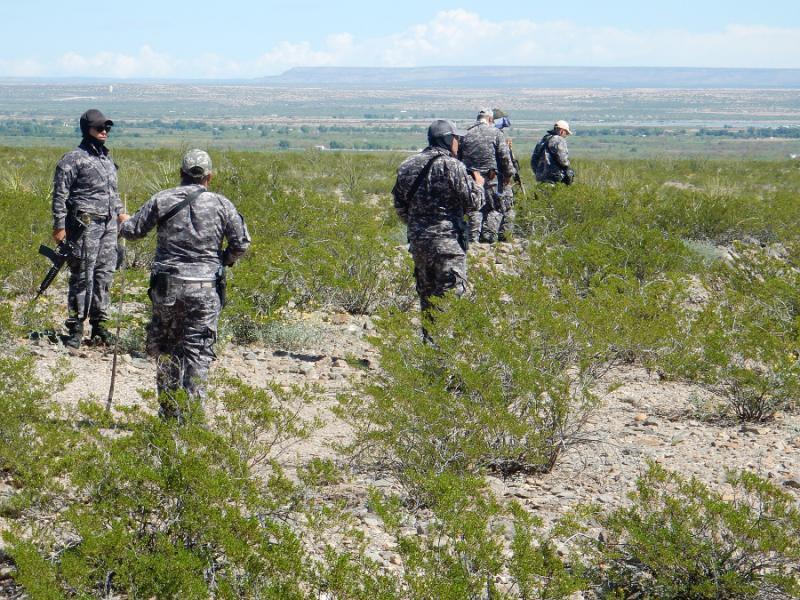 Polizei und Militär begleiten den zivilen Sucheinsatz im vom Juárezkartell beherschten Juáreztal; der lokale Polizeiposten ist seit langem nicht mehr besetzt