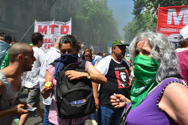 Protestierende schützen sich vor Tränengasangriffen der Polizei