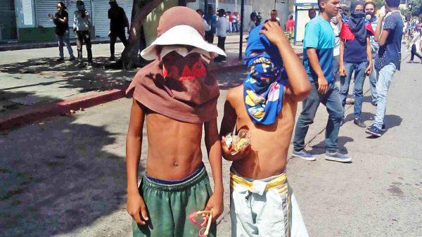 Kinder bei Protesten der Opposition in Venezuela