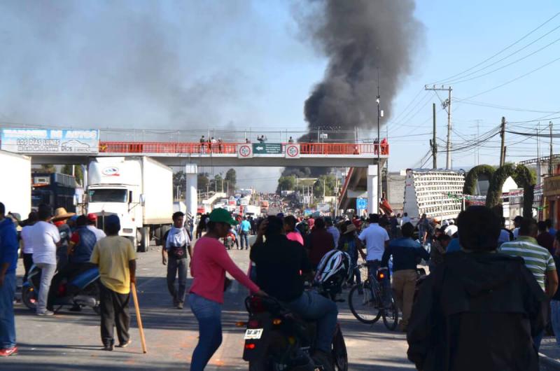 Brennende Straßensperre in Mexiko