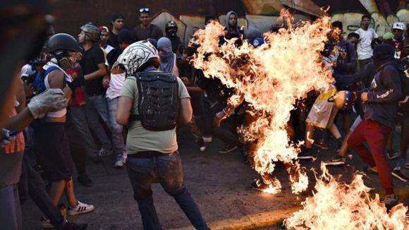 Lynchmorde der Opposition – wie hier am 20. Mai in Caracas, Venezuela – wurden völlig ausgeblendet