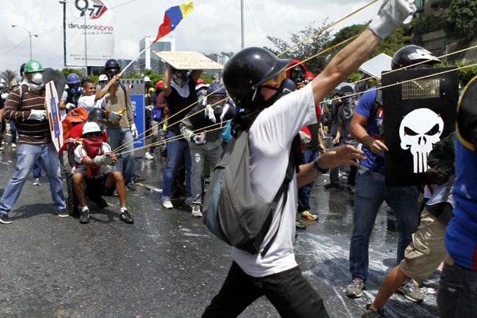 Demonstranten in Caracas verschießen Glasbomben, die mit Exkrementen gefüllt sind