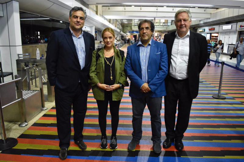 Lilian Tintori mit den Botschaftern (von links nach rechts) Spaniens, Italiens und Deutschlands auf dem Flughafen von Caracas