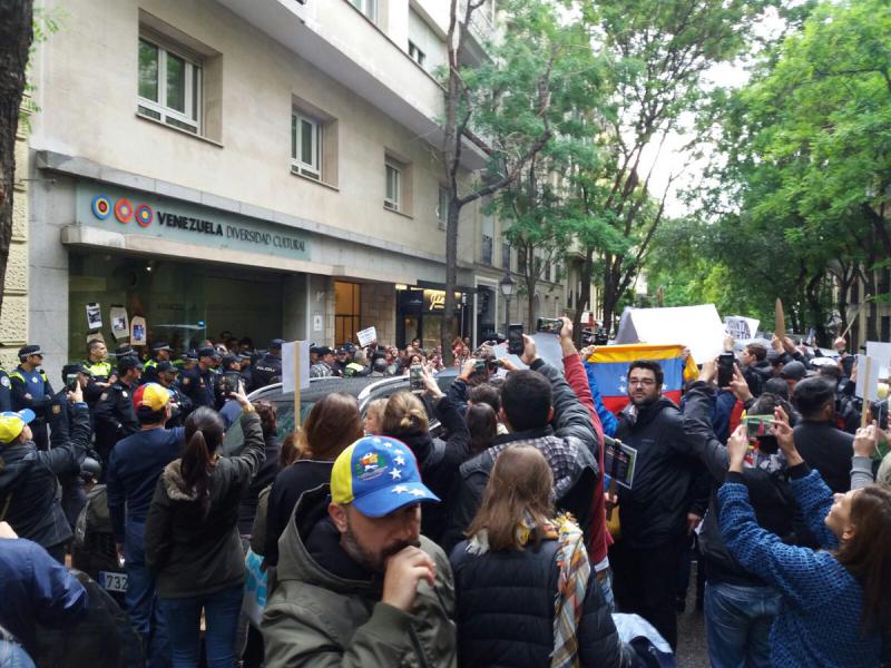 Belagerung des Kulturzentrums der Botschaft von Venezuela in Madrid. Botschafter Isea sprach von "Kidnapping" der Gäste