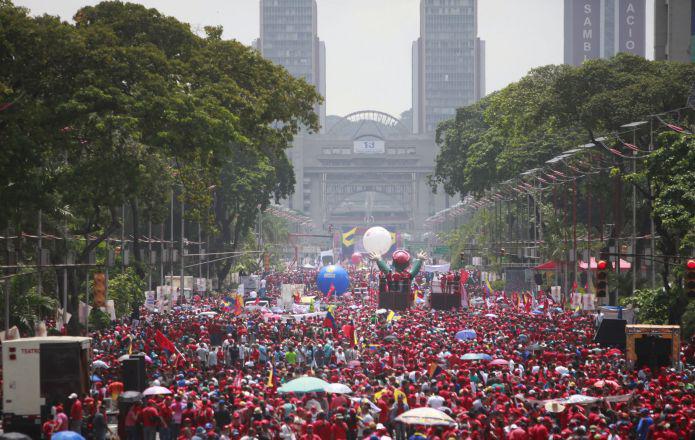 Anhänger der Regierung von Venezuela bei einer Kundgebung "für Frieden und Souve