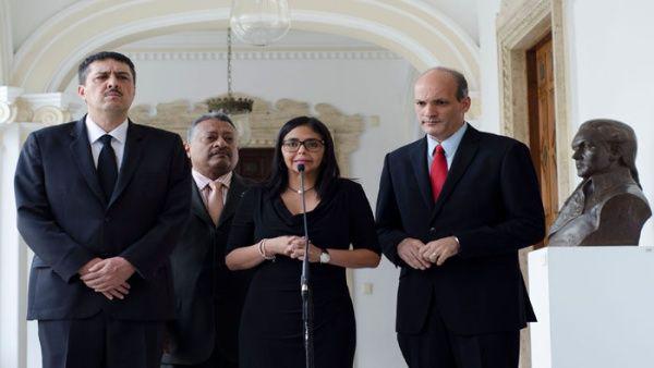 Präsidentin der Verfassungsversammlung von Venezuela, Delcy Rodríguez (mi.)