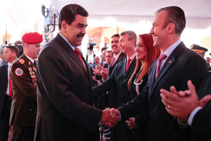 Venezuelas Präsident Maduro gratuliert dem neuen Vizepräsidenten El Aissami zu seiner Ernennung