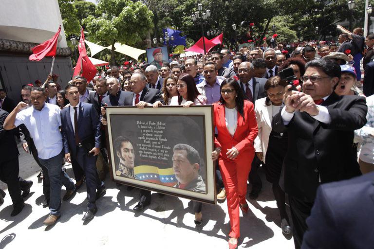 Führende Vertreter der verfassunggebenden Versammlung in Venezuela mit Bild von Ex-Präsident (1999-2013) Hugo Chávez