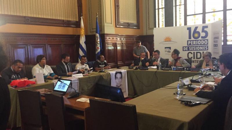 Eltern der 43 verschwundenen Lehramtsstudenten und deren Anwälte sowie Vertreter der mexikanischen Regierung vor der CIDH in Montevideo, Uruguay