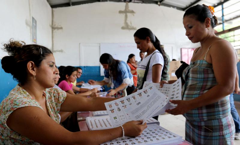 Wahllokal in Ecuador am Sonntag. Die Stimmenauszahl verzögert sich, das endgültige Ergebnis liegt noch nicht vor