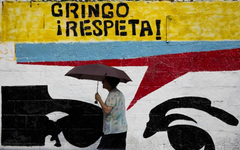 Wandbild mit den Augen von Hugo Chávez fordert Respekt von den USA für Venezuela