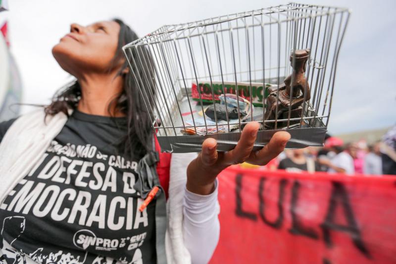 Eine Demonstrantin in Brasília protestiert vor dem Justizpalast für Lula.