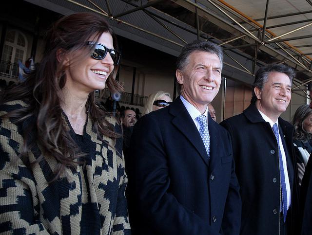 Der Präsident von Argentinien, Mauricio Macri (Bildmitte, mit seiner Ehefrau) und Luis Miguel Etchevehere bei einer Veranstaltung im Jahr 2014