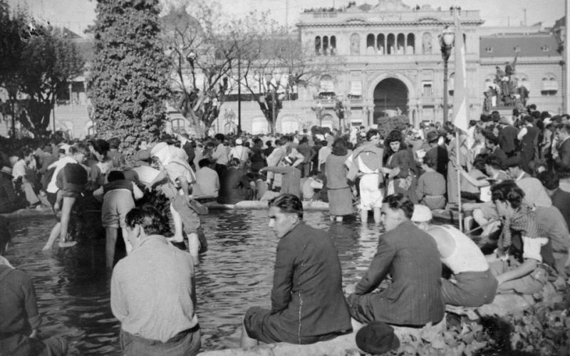 Während der Demonstration für Juan Perón am 17. Oktober 1945 auf der Plaza de Mayo in Buenos Aires