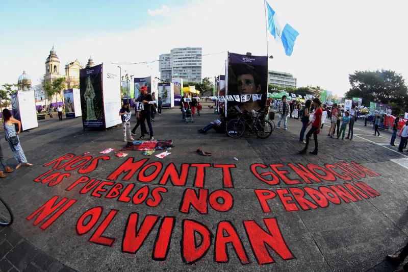 Versammlung von Familienangehörigen und Betroffenen des Völkermordes am Todestag des Diktators. Auf den Boden geschrieben steht: "Ríos Montt Völkermörder. Die Völker vergessen nicht und vergeben nicht."