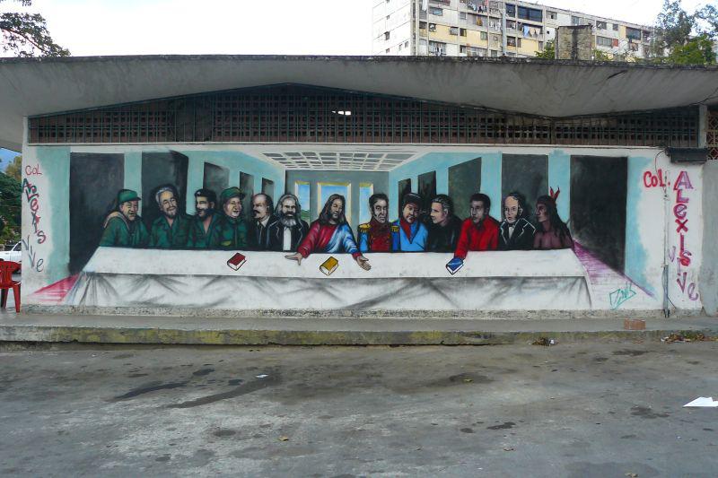 Mural in Caracas. Von links nach rechts: Marulanda (Farc), Fidel Castro, Che, Mao, Lenin, Marx, Jesus, Simón Bolívar, Alexis Gonzalez und Kley Gomez (ermordete Militante des Kollektivs Alexis Vive), Simón Rodríguez, Hugo Chávez, Guaycaipuro