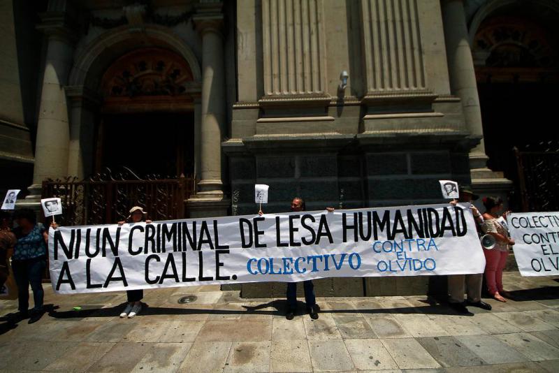 "Kein Verbrecher gegen die Menschlichkeit auf der Straße!" - Proteste gegen die Entlassung der Diktatur-Verbrecher