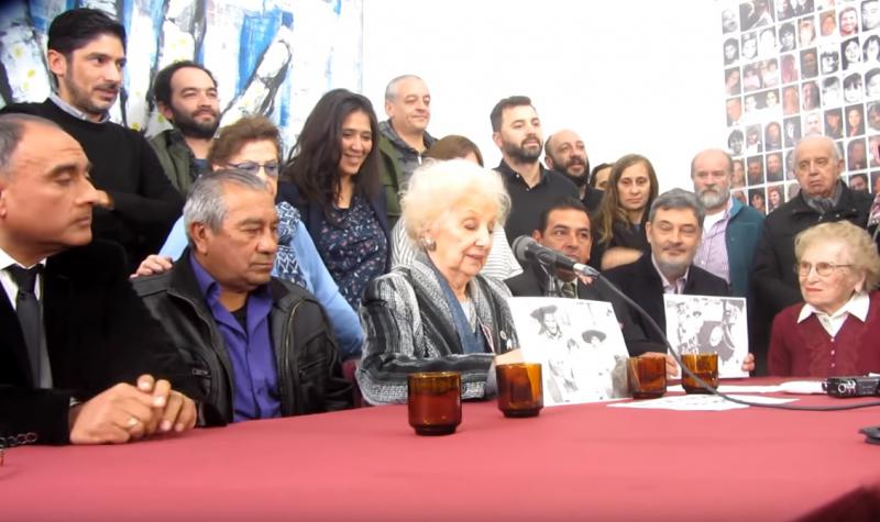 Die Großmütter vom Plaza de Mayo geben die Identifizierung des "Enkels 128" während einer Pressekonferenz bekannt